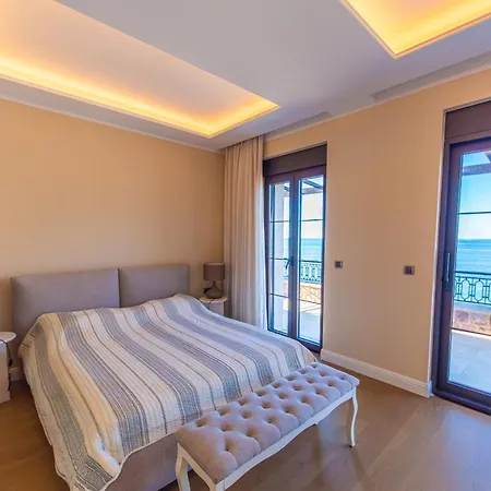 Seaside Shore Villa *